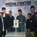 Ketua PCNU Kabupaten Lebak KH Syaefudin mendaftar Bacabup di Partai Nasdem (Foto: indonesiasketsa.com)aftar